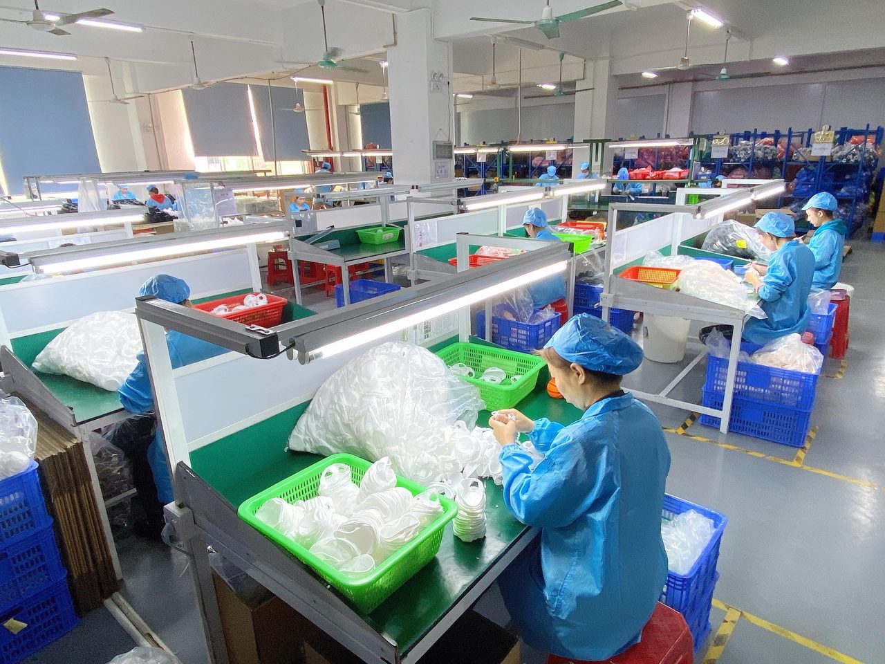 Assembly and packaging lines with 8 packing lines at the Jewelives factory